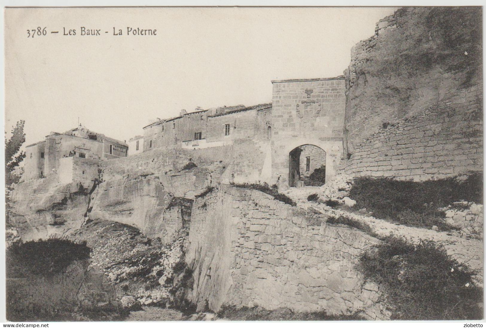 CARTOLINA DI Les Baux-de-Provence - Alpes De Haute Provence - FORMATO PICCOLO - Otros & Sin Clasificación