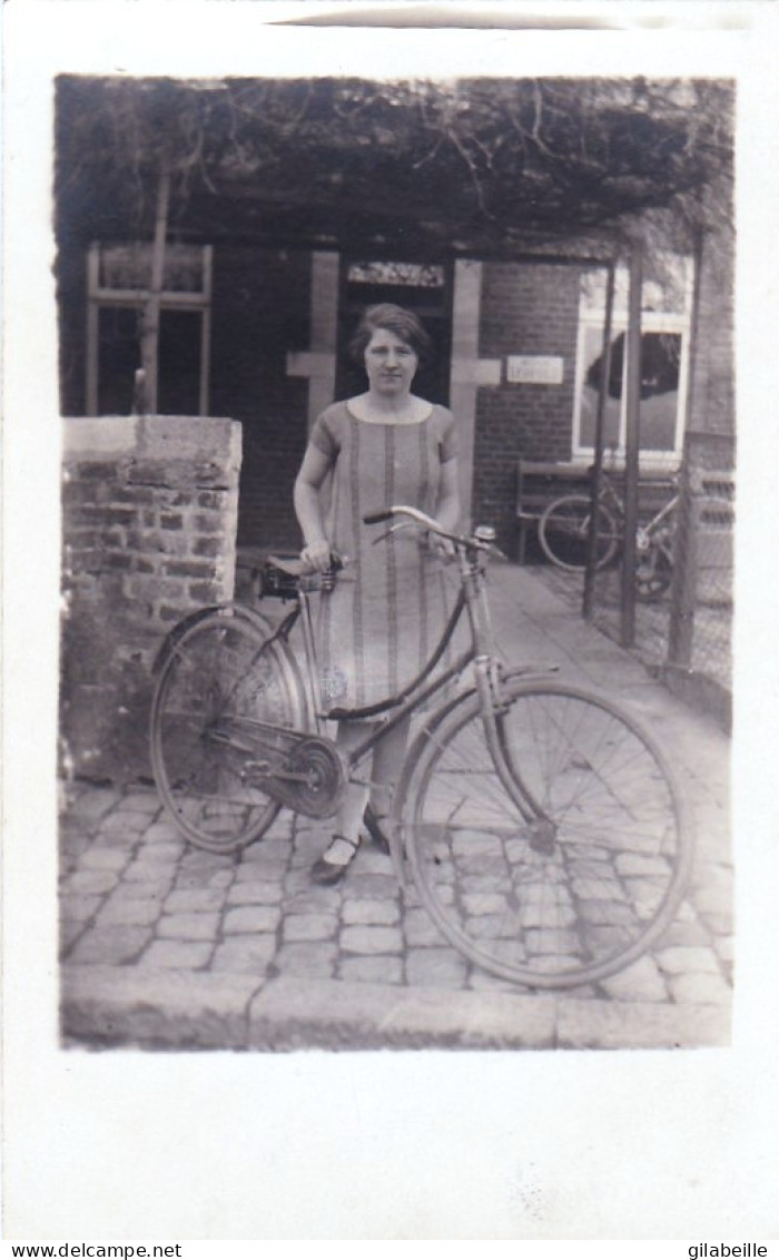 Carte Photo - Cyclisme - Jeune Femme Posant Avec Son Velo - Other & Unclassified