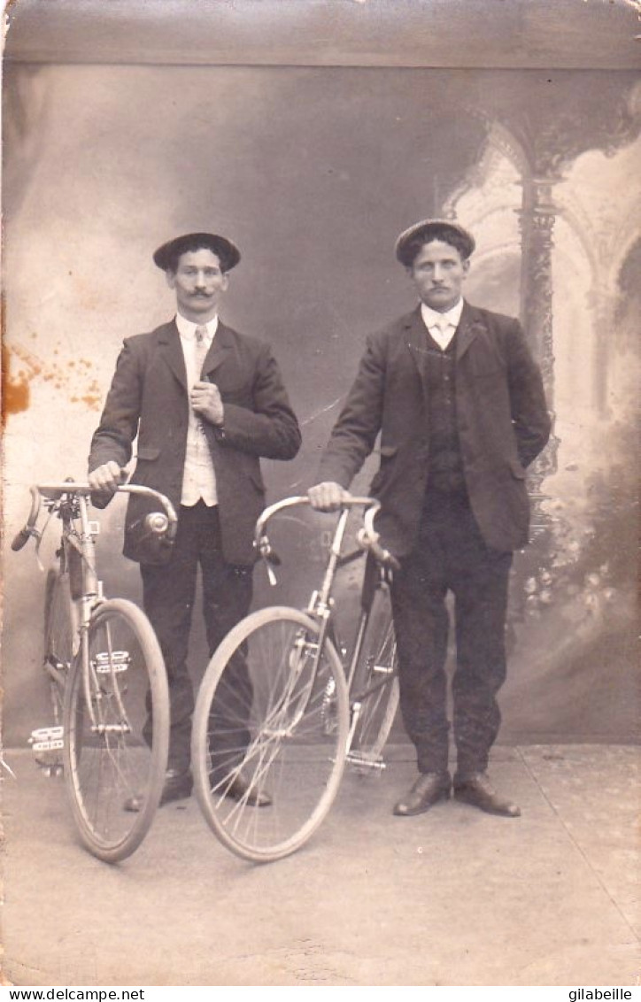 Carte Photo - Cyclisme -  Les 2 Freres En Pose Avec Leur Velo Chez Le Photographe - Other & Unclassified