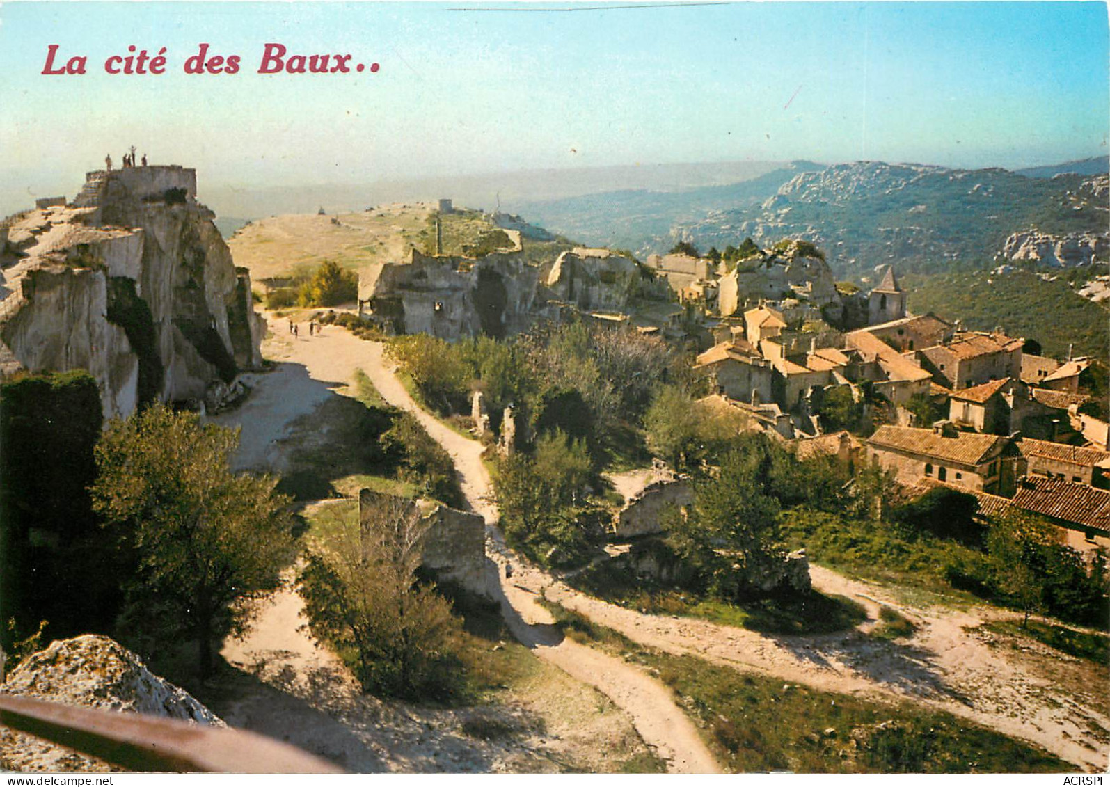 LA CITE DES BAUX Vue Du Chateau Sur Le Village Et Le Plateau Qui Domine La Crau 29(scan Recto-verso) MD2598 - Les-Baux-de-Provence