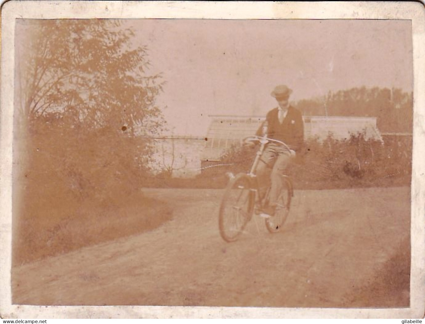Photo Originale Collée Sur Carton - Homme Sur Son  Vélo  - Ciclismo