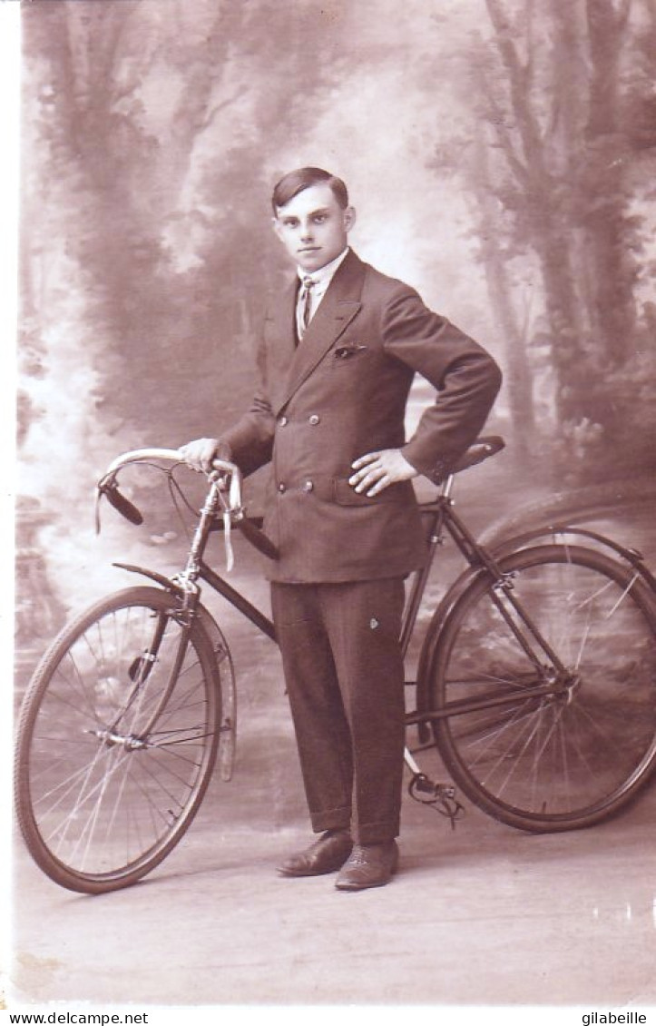 Carte Photo - Cyclisme - Jeune Homme Posant Avec Son Velo Chez Le Photographe D'ATH Ou ENGHIEN - Autres & Non Classés