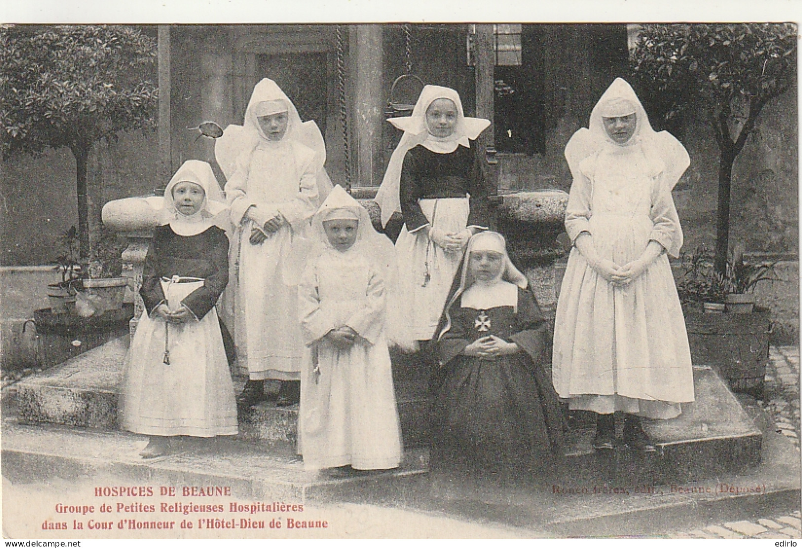 ***  21 *** BEAUNE  Hospices De Beaune Groupe De Petites Religieuses Dans La Cour D'honneur Neuve TTBE  - Beaune