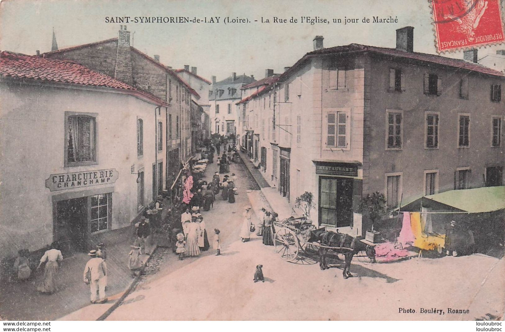 SAINT SYMPHORIEN DE LAY LA RUE DE L'EGLISE UN JOUR DE MARCHE - Autres & Non Classés