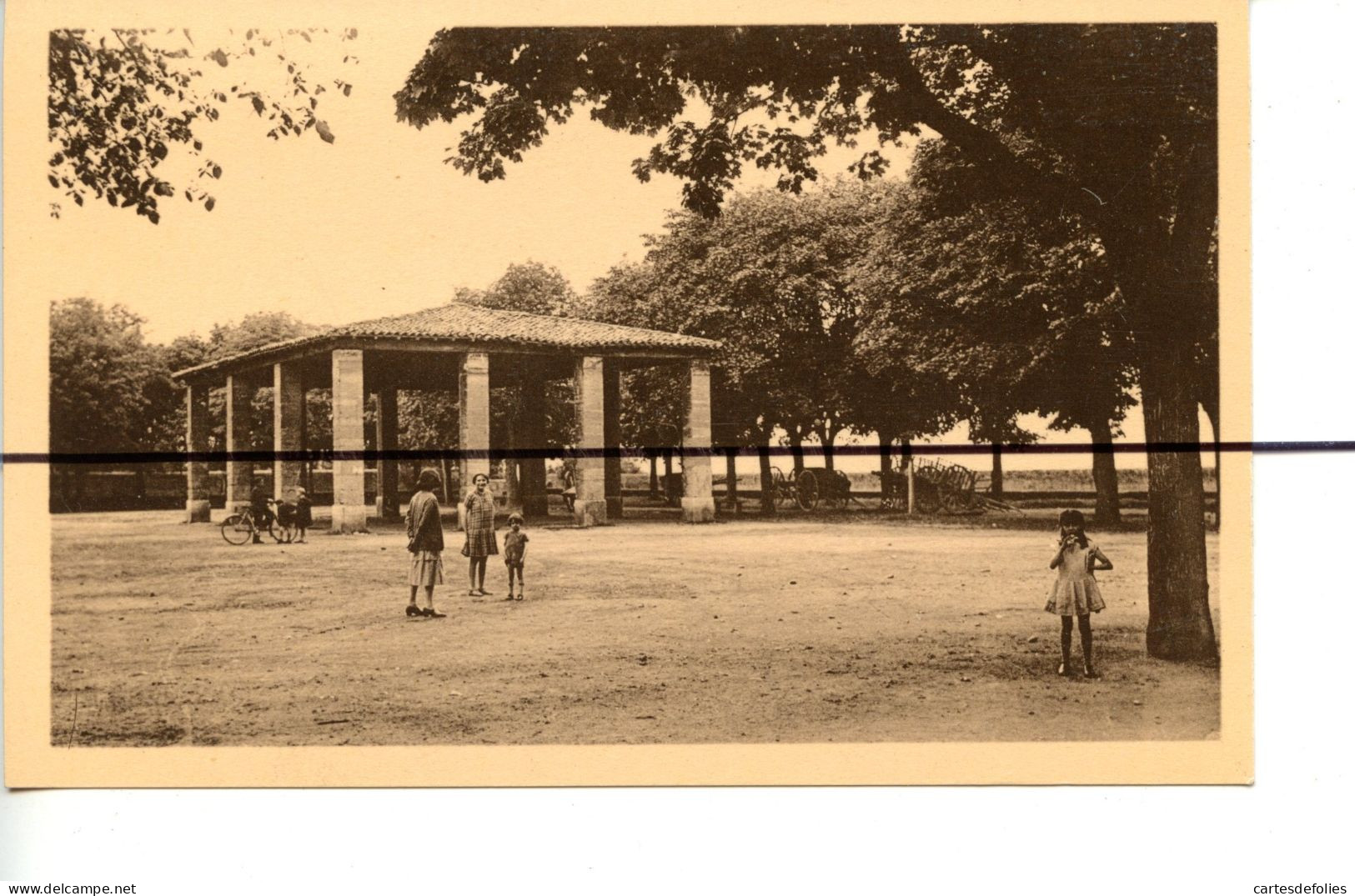 CPA. D38. ISERE.  Roche De Condrieu . Place De La Liberté . - Otros & Sin Clasificación