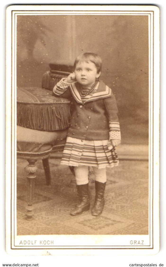 Fotografie Adolf Koch, Graz, Mariahilferstr. 13, Mizi Welisch Mit 3 Jahren Im Kleid Erstaunt An Einem Tisch Lehnend  - Anonyme Personen