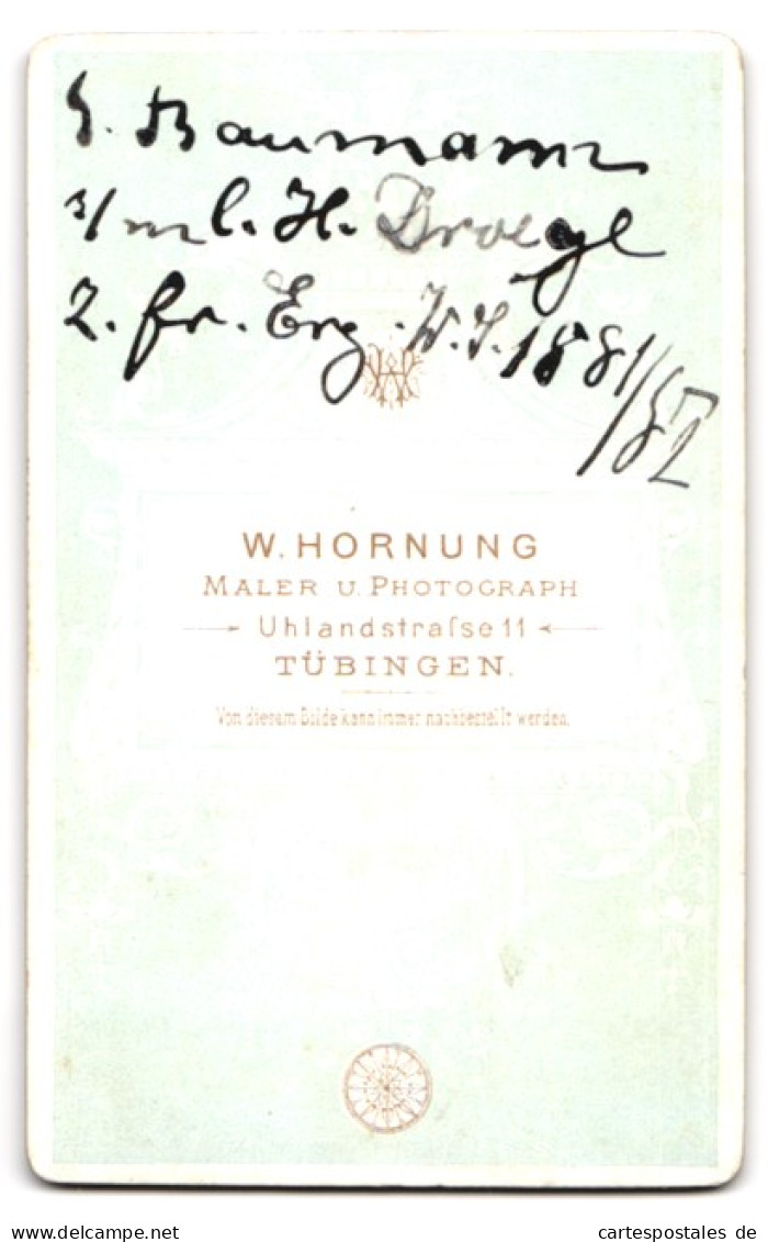 Fotografie W. Hornung, Tübingen, Uhlandstr. 11, S. Baumann Im Schwarzen Anzug Mit Fliege Und Starrem Blick  - Anonyme Personen