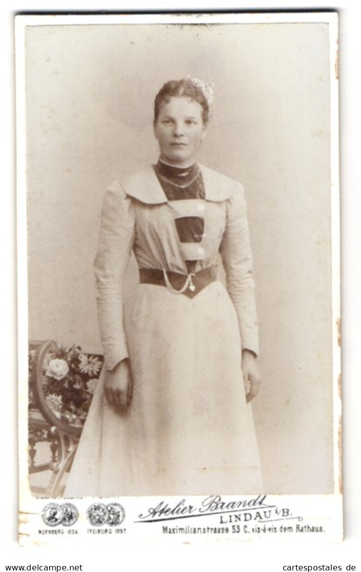 Fotografie Atelier Brandt, Lindau I. B., Maximilianstr. 53, Schwester Rosina Im Weissen Kleid Mit Kette Und Weissen Bl  - Anonyme Personen