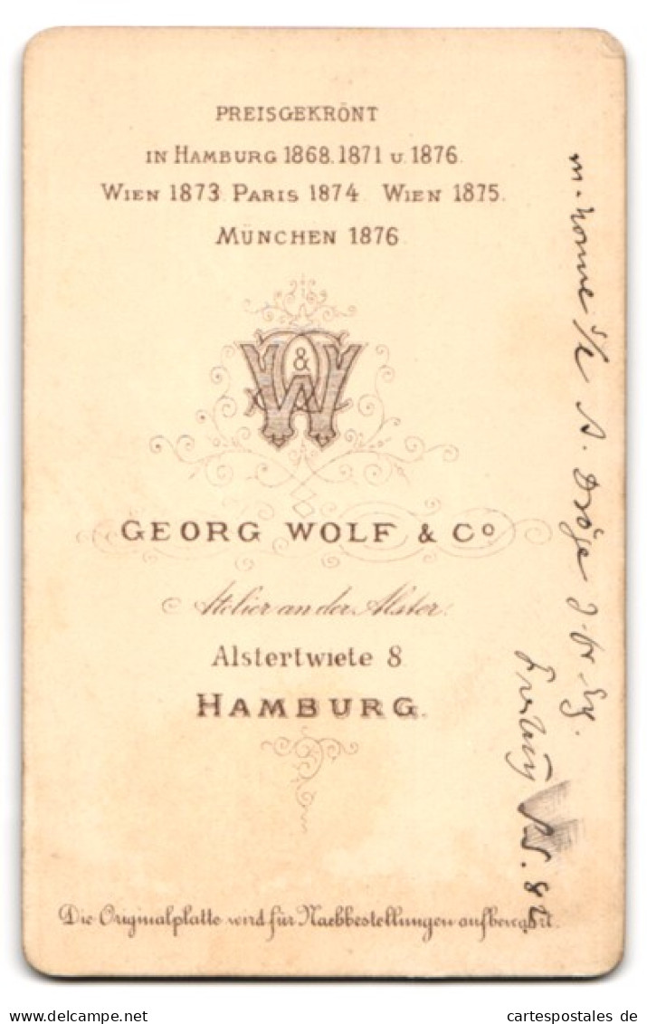 Fotografie Georg Wolf, Hamburg, Alstertwiete 8, M. Nonne Im Dunklen Anzug Mit Anstecknadel Und Schnurrbart  - Anonyme Personen