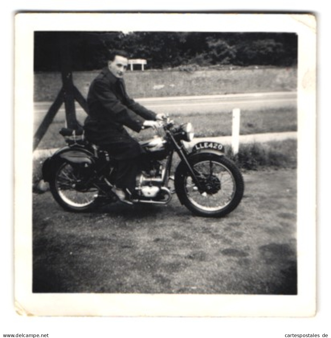 Fotografie Junger Mann Auf Douglas Motorrad Mit Kennzeichen LLE420  - Cars