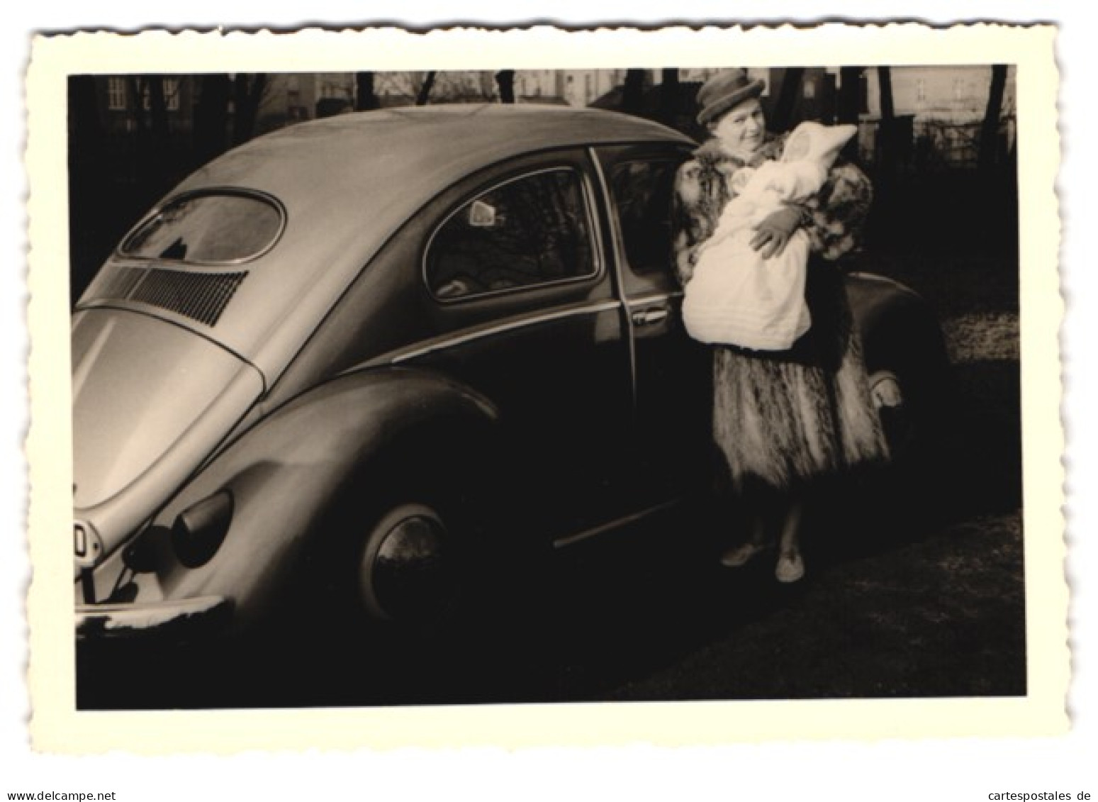 Fotografie Hans Müller, Gelsenkirchen, VW Käfer, Mutter Mit Ihrem Kind Im Arm  - Cars