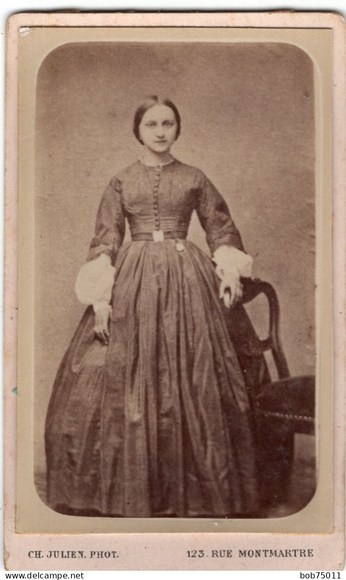 Photo CDV D'une Femme élégante Posant Dans Un Studio Photo A Paris - Alte (vor 1900)