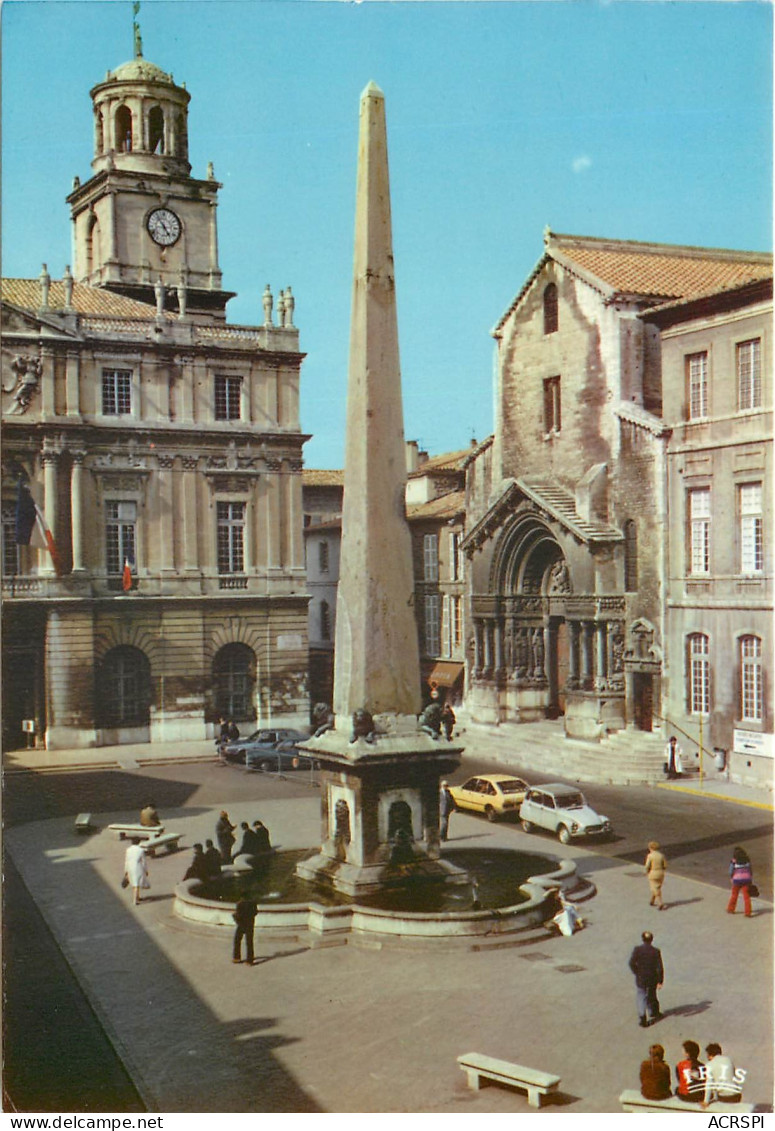 ARLES Place De La Republique L Obelique Romain St Trophime Et L Hotel De Ville 27(scan Recto-verso) ME2612 - Arles