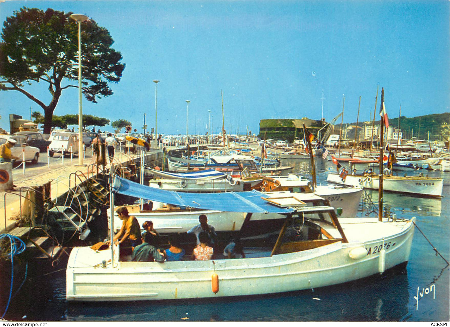 CASSIS Bateaux De Promenades En Arriere Plan Le Casino 12(scan Recto-verso) ME2615 - Cassis