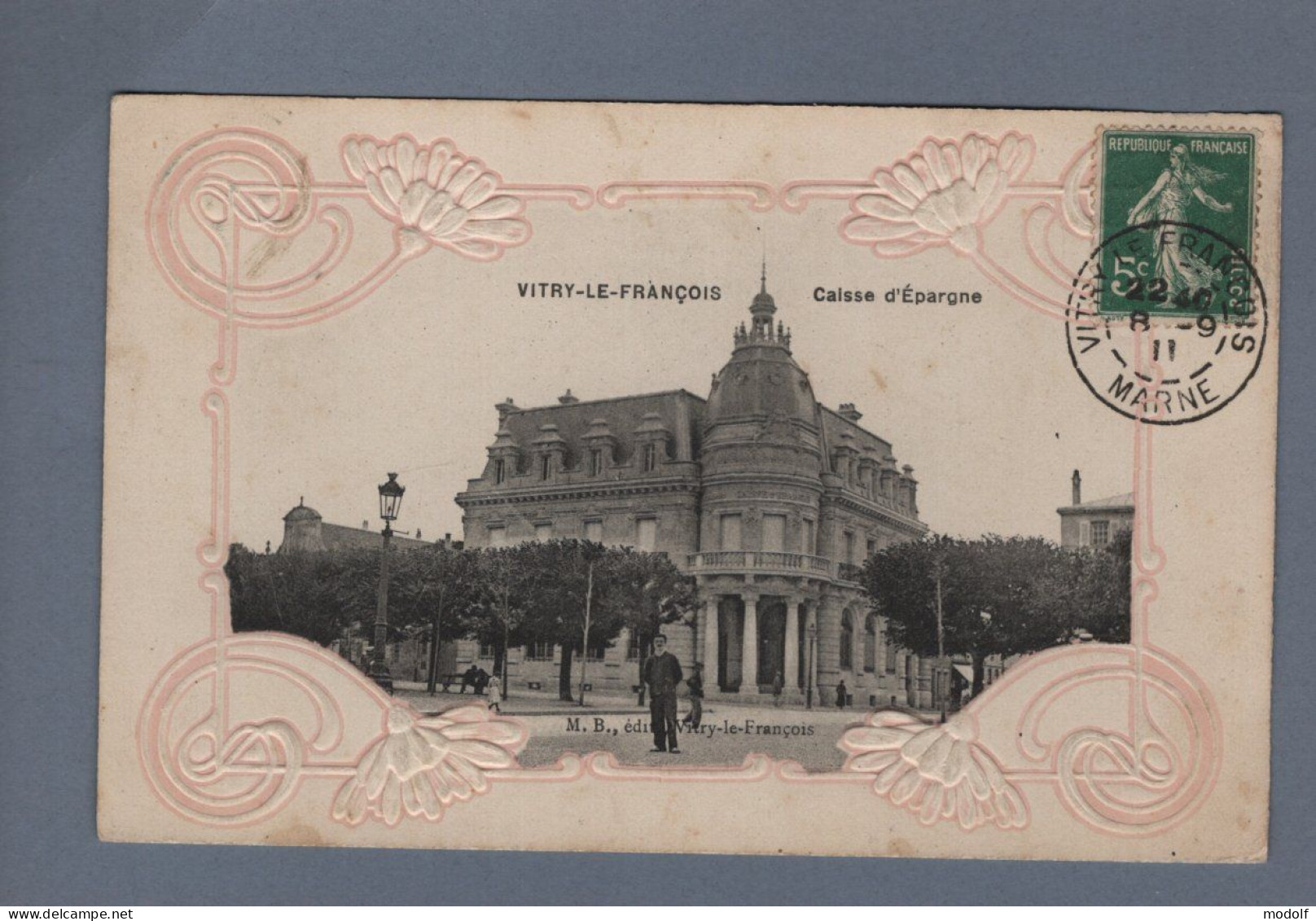 CPA - 51 - Vitry-le-François - Caisse D'Epargne - Animée - Décor Floral En Relief - Circulée En 1911 - Vitry-le-François