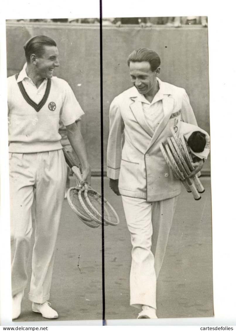 PHOTOGRAPHIE. Tennis. Stade Roland Garros 24 Juillet 1931. Tennisman PERRY, BORTRA Arrivant Sur Le Cour. Raquette Tennis - Orte