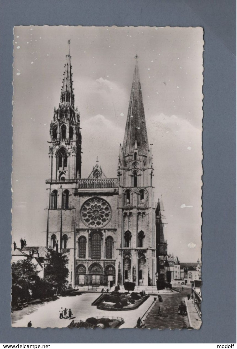 CPSM Dentelée - 28 - Chartres - La Cathédrale - Non Circulée - Chartres