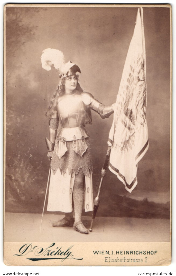 Fotografie Dr. Szekely, Wien, Portrait Lotte Medelsky Als Jungfrau Von Orleans, Ritterrüstung  - Berühmtheiten