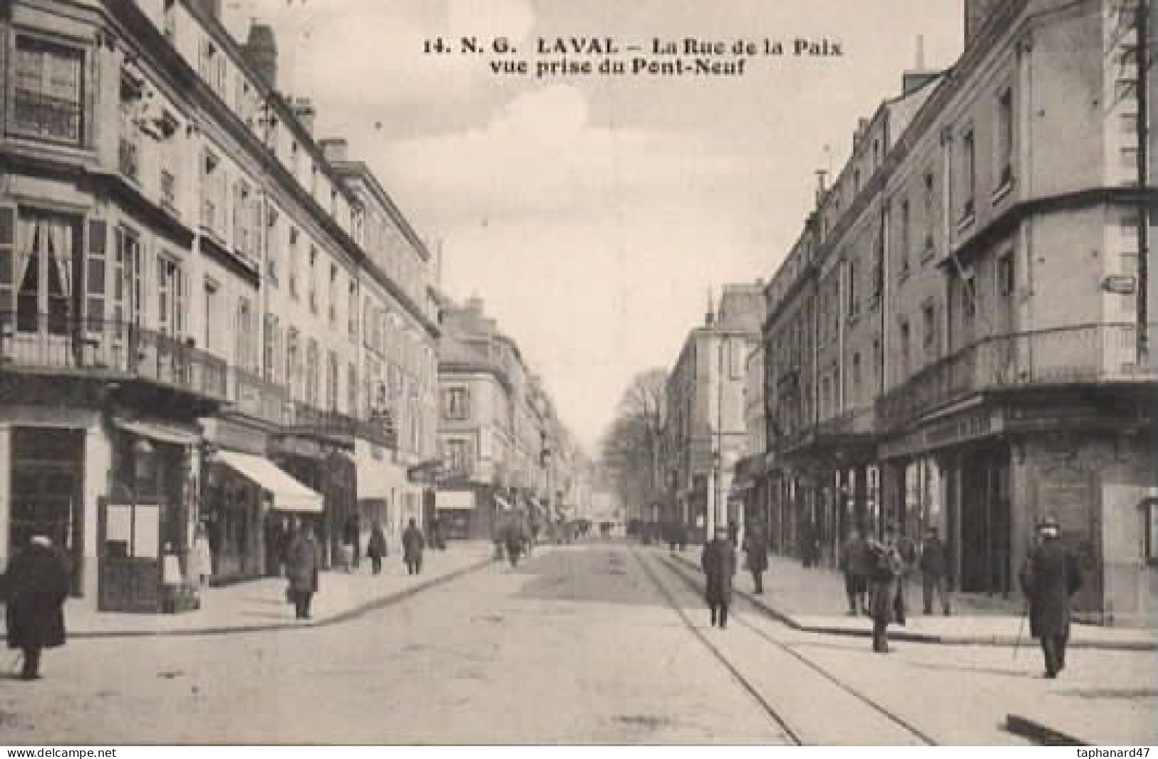 . 53 . LAVAL . Rue De La Paix Vue Prise Du Pont-Neuf . Petite Animation . - Laval