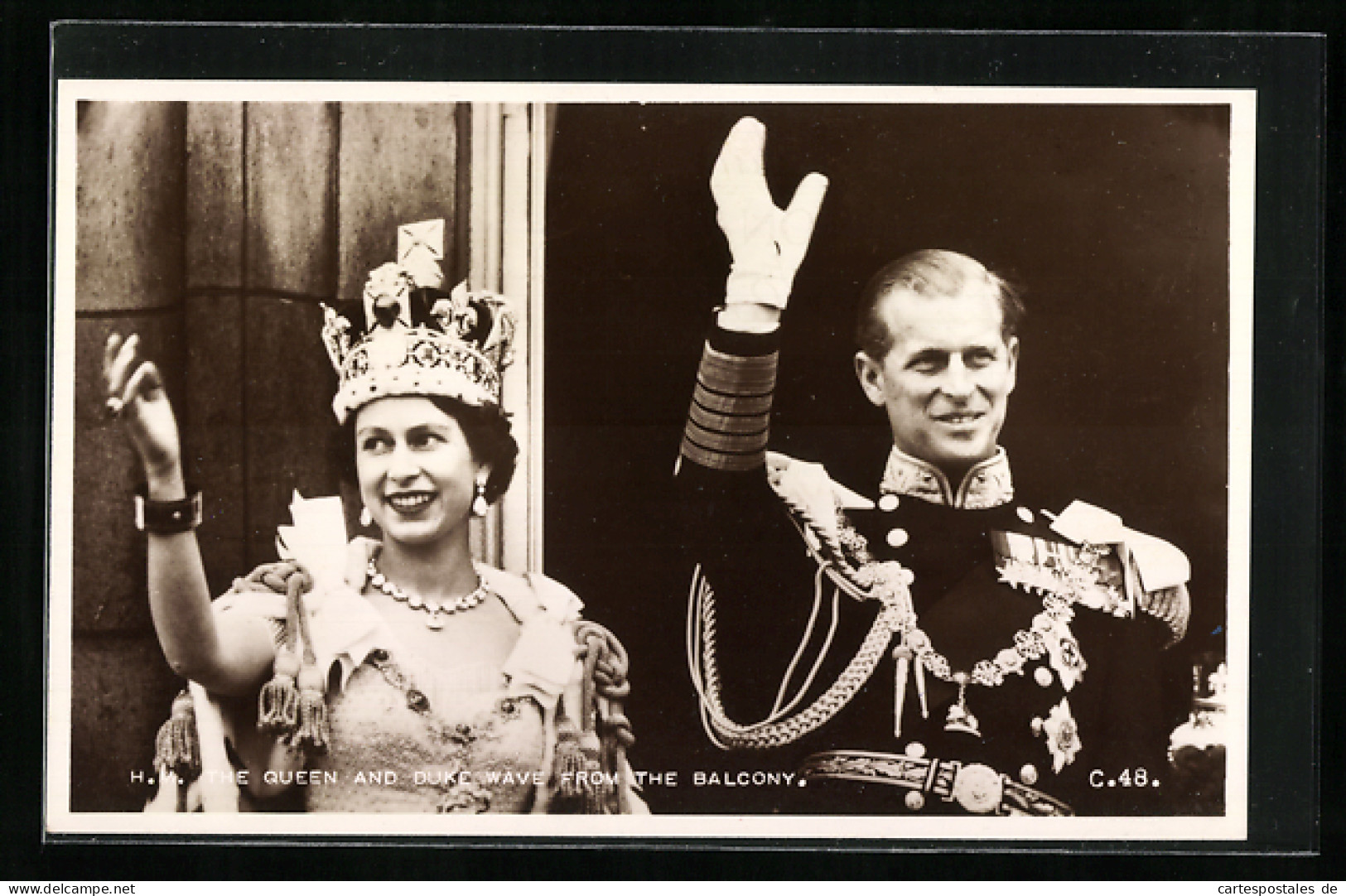 Pc Queen And Duke Wave From The Balcony  - Royal Families