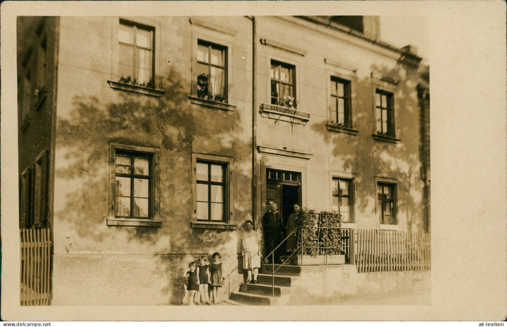 Ansichtskarte  Hausfassade Privataufnahmen Mit Menschen Stadthaus 1927 - Zonder Classificatie