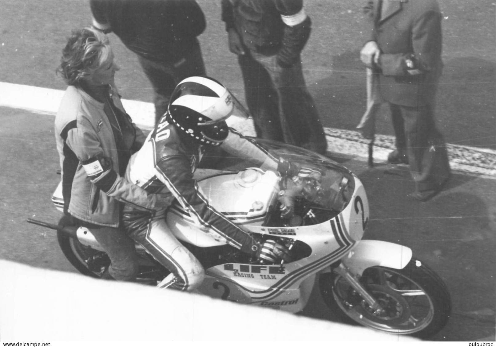 PILOTE PHIL READ GRAND PRIX DE FRANCE MOTO 1976 AU MANS  PHOTO DE PRESSE  17X12CM - Sports