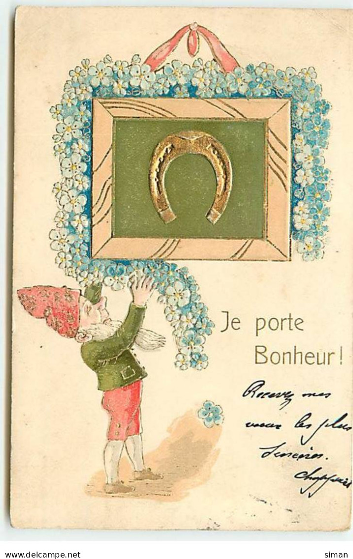 N°20633 - Carte Gaufrée - Je Porte Bonheur - Nain Mettant Une Guirlande De Myosotis Autour D'un Cadre - Sonstige & Ohne Zuordnung
