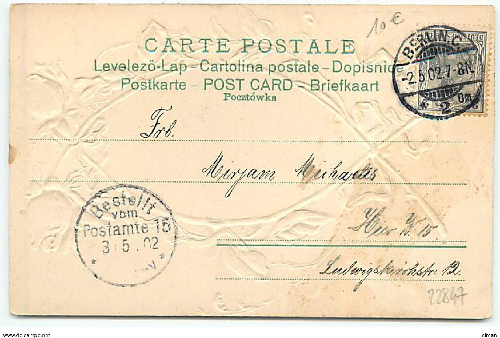 N°22847 - Carte Gaufrée - Clapsaddle - Enfant Dans Un Médaillon Fait De Roses - Sonstige & Ohne Zuordnung