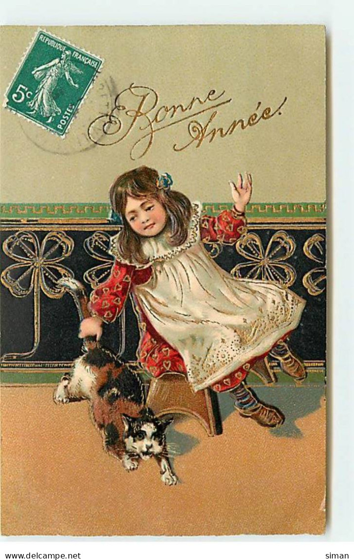 N°19482 - Carte Gaufrée - Bonne Année - Fillette Tenant Un Chat Pas La Queue - Nouvel An