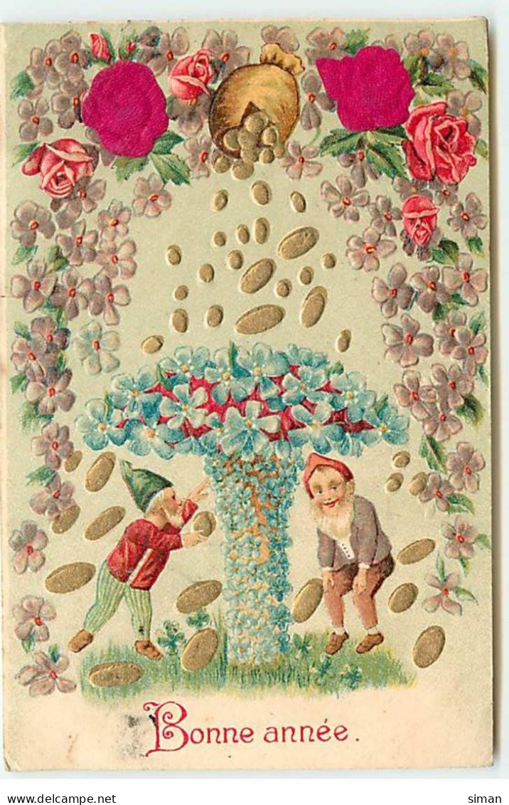 N°19483 - Carte Gaufrée - Bonne Année - Lutins Attrapant Des Pièces D'or Tombant De Fleurs - Champignon - Nouvel An