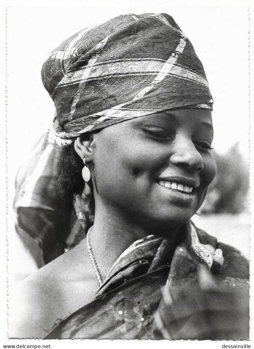 CAMEROUN - Jeune Femme Foulbée De Maroua - Camerun
