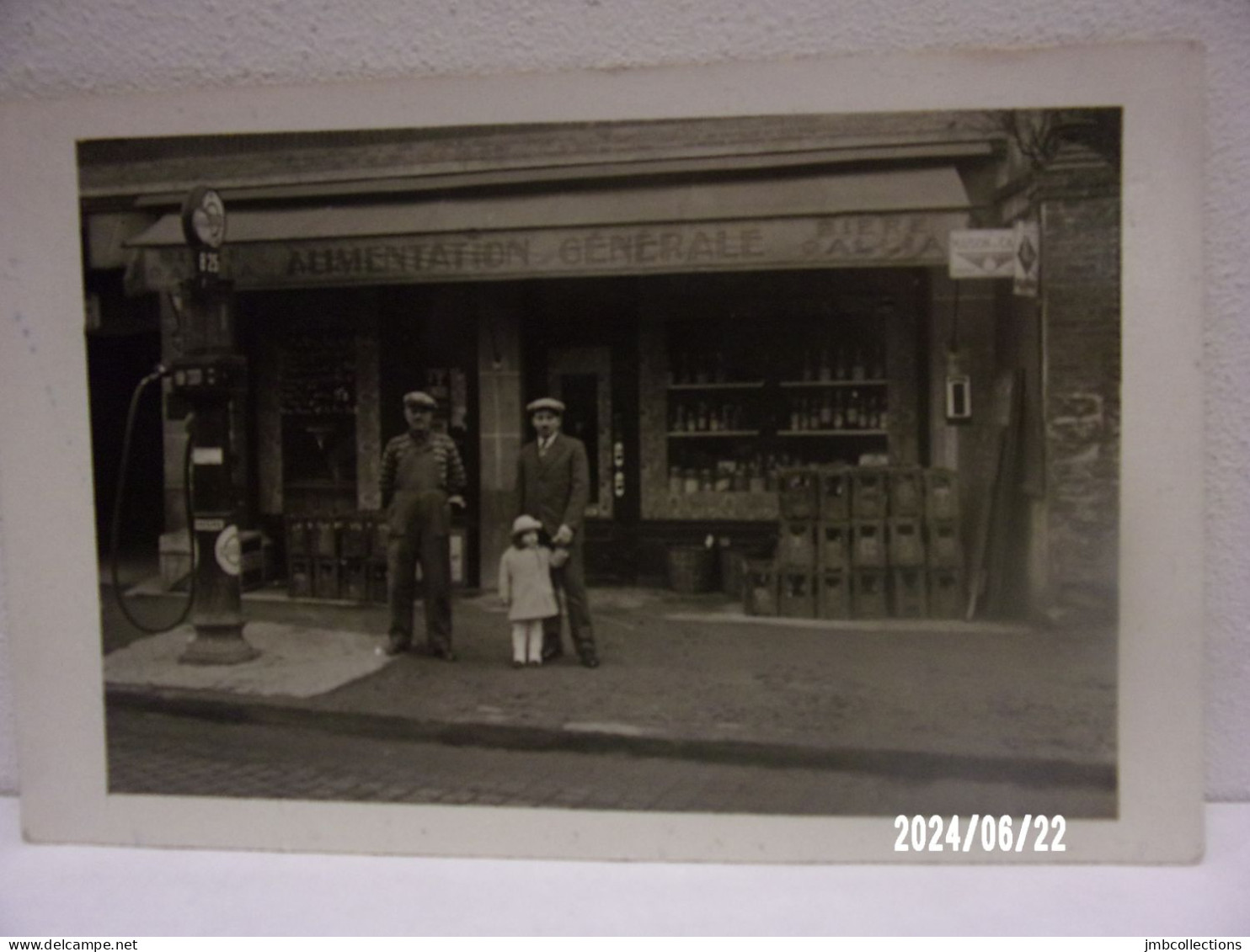 MAGASIN D'ALIMENTATION GENERALE AVEC UNE POMPE A ESSENCE CARTE PHOTO - Geschäfte