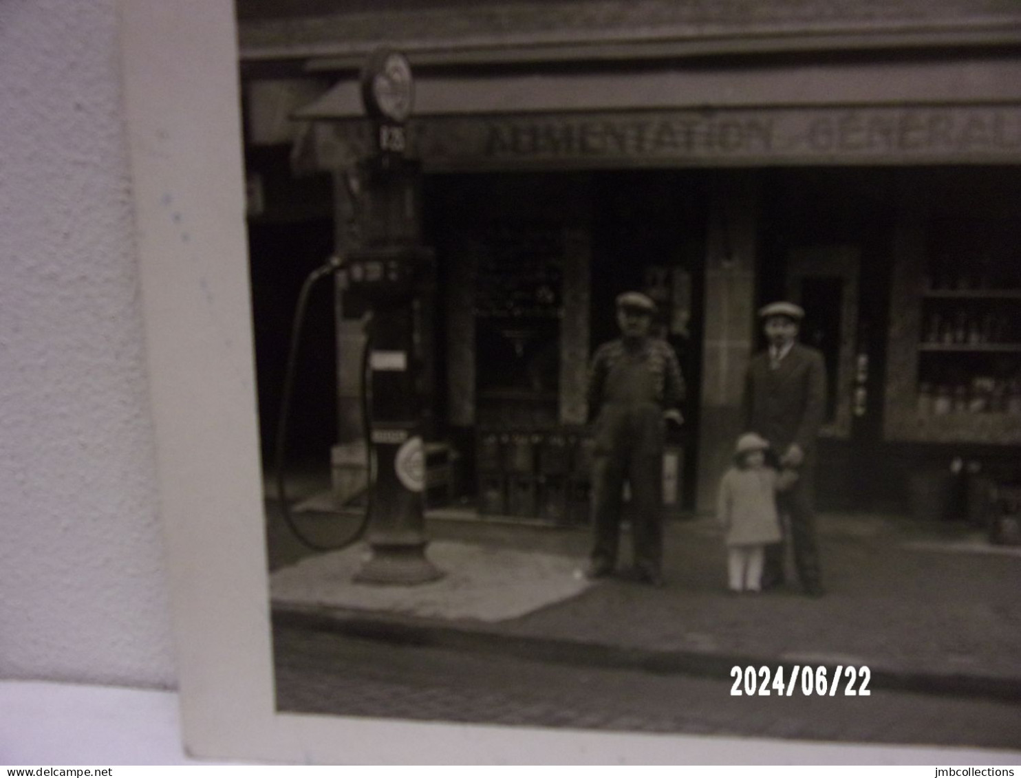 MAGASIN D'ALIMENTATION GENERALE AVEC UNE POMPE A ESSENCE CARTE PHOTO - Magasins