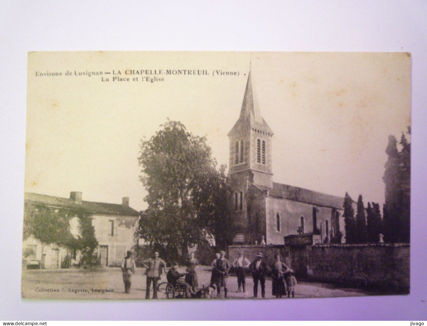 2024 - 1628  LA CHAPELLE-MONTREUIL  (Vienne)  :  La Place Et L'Eglise   XXX - Autres & Non Classés