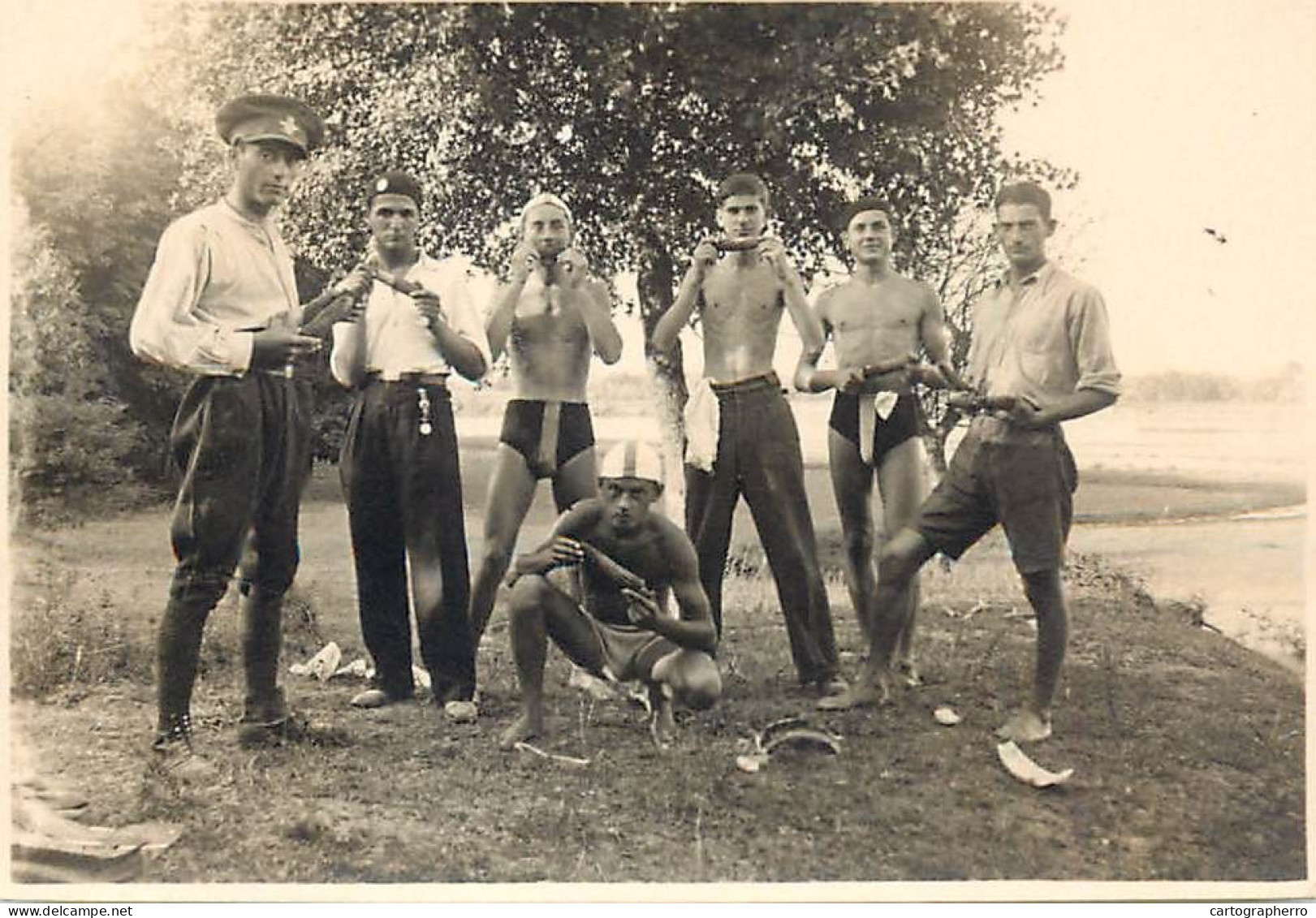 Military Man And Group Eating Watermelon Instant Photography - Guerre, Militaire