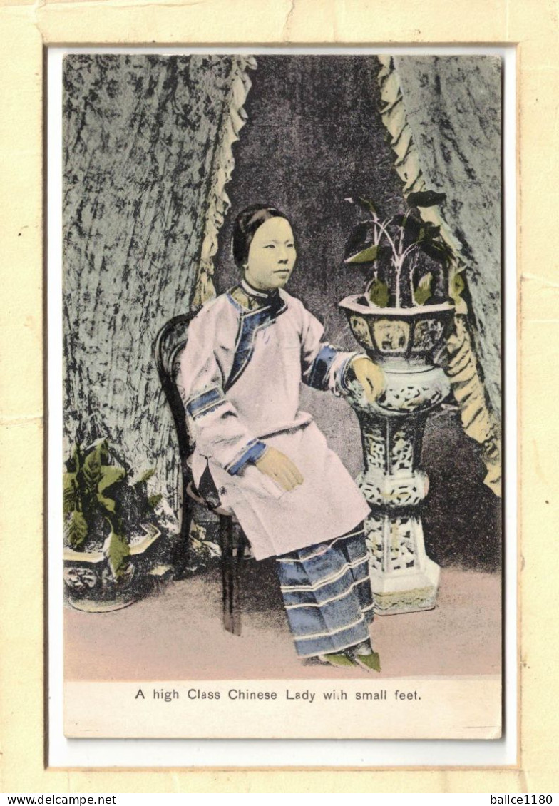 CPA  CHINE CHINA  FEMME CHINOISE PORTRAIT CHINESE WOMAN SMALL FEET   Old  Postcard - China