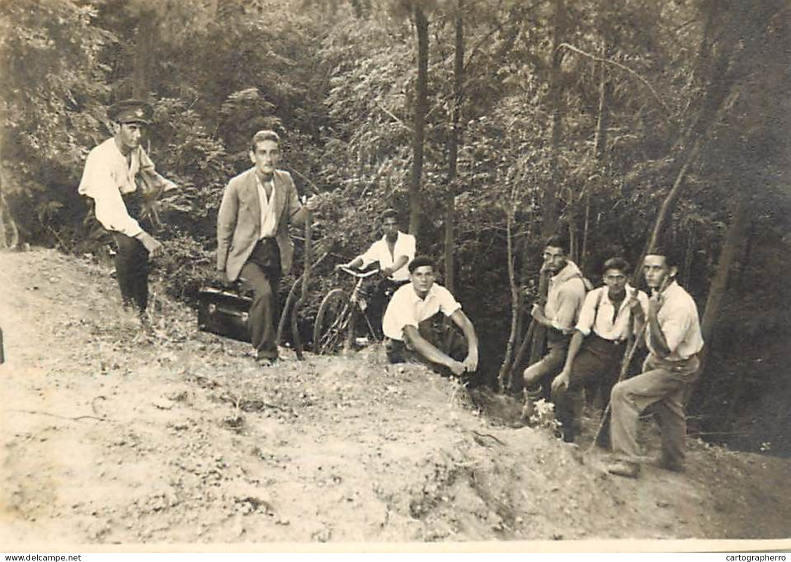 Military Man And Group Tripping Mountaneering Instant Photography - Guerre, Militaire