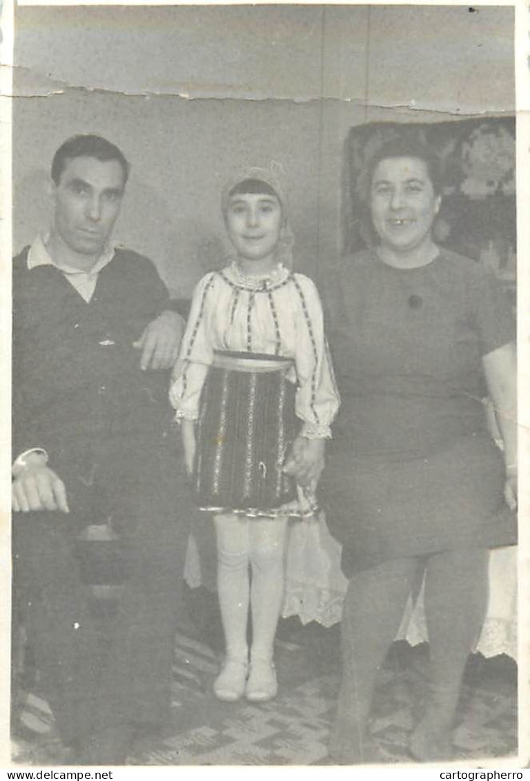 Anonymous Persons Family Souvenir Photo Romania Folk Costume Dated 1968 Hunedoara - Anonyme Personen