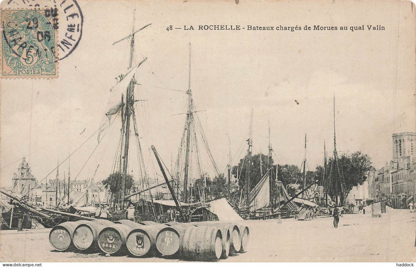 LA ROCHELLE : BATEAUX CHARGES DE MORUES AU QUAI VALLIN - La Rochelle