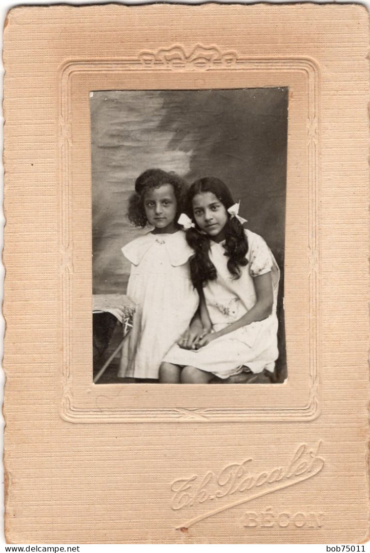 Photo CDV De Deux Jeune Fille élégante Posant Dans Un Studio Photo A Bécon En 1933 - Anonyme Personen