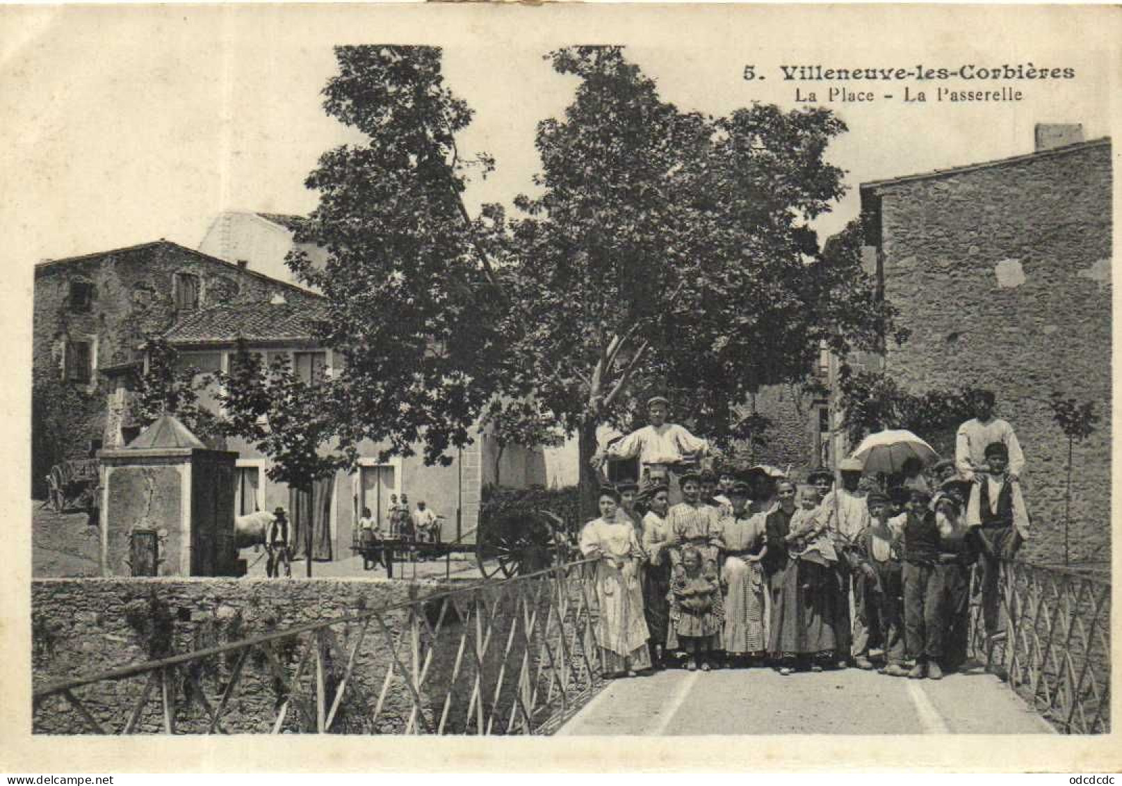 Villeneuve Les Corbières La Place La Passerelle Animée  Peu Courante RV - Autres & Non Classés