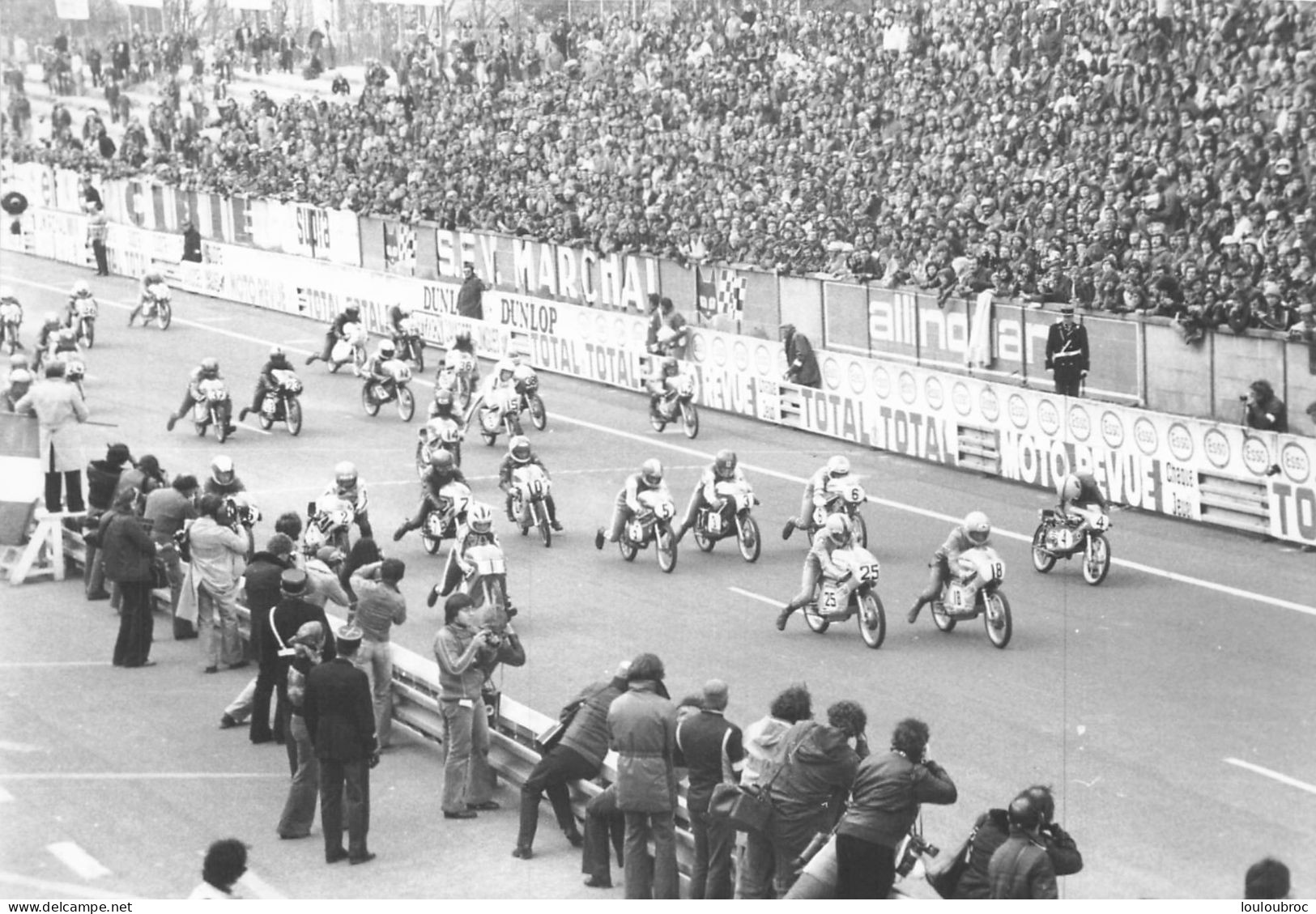 GRAND PRIX MOTO LE MANS 1976 DEPART DES 50 CC AVEC NIETO SUR  BULTACO ET AUDRY SUR ABF PHOTO DE PRESSE  17X12CM - Sport