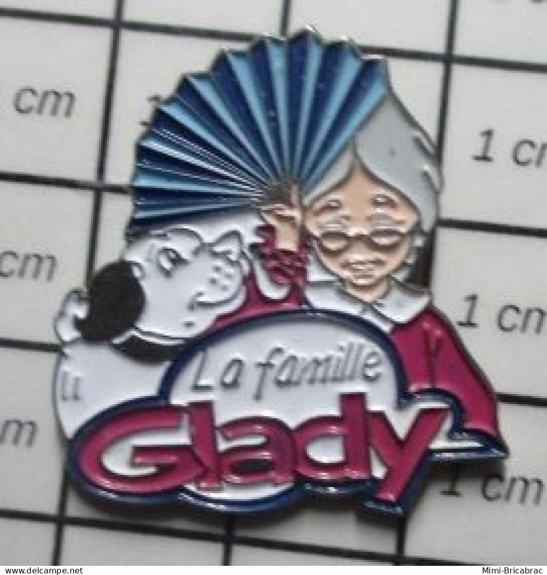 3517  Pin's Pins / Beau Et Rare / JEUX / JOUET LA FAMILLE GLADY CHIEN ET GRAND MERE - Casinos