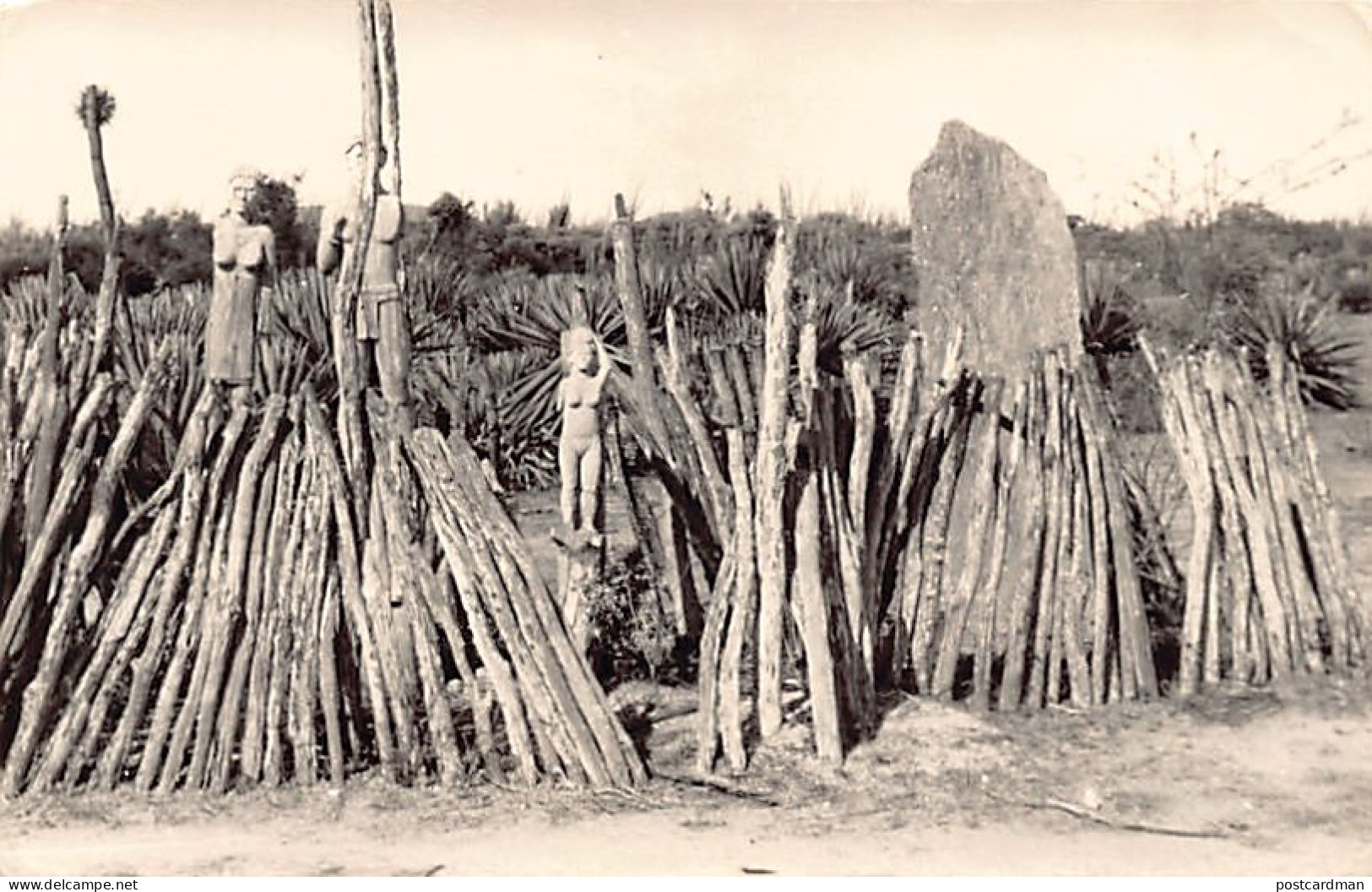 Madagascar - Tombeau Antandroy Dans Le Sud - PHOTO FORMAT CARTE POSTALE - Ed. Inconnu  - Madagaskar