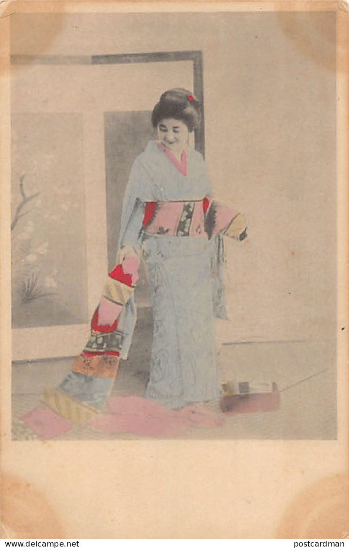 Japan - Geisha Wrapping Her Kimono - Other & Unclassified