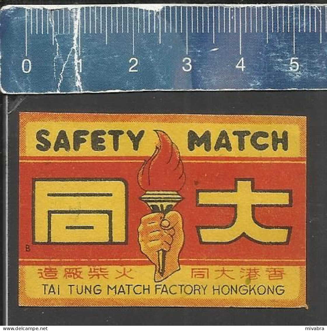 HAND HOLDING BURNING TORCH   - OLD VINTAGE MATCHBOX LABEL TAI TUNG MATCH FACTORY HONGKONG - Luciferdozen - Etiketten