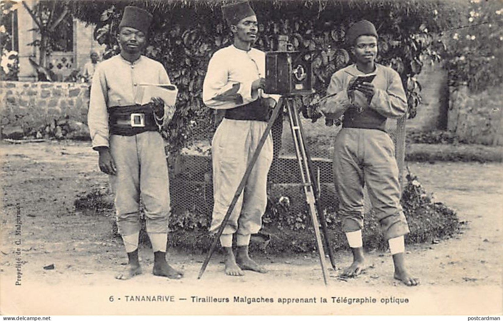 Madagascar - TANANARIVE - Tirailleurs Malgaches Apprenant La Télégraphie Optique - Ed. C. Malgarinos 6 - Madagaskar