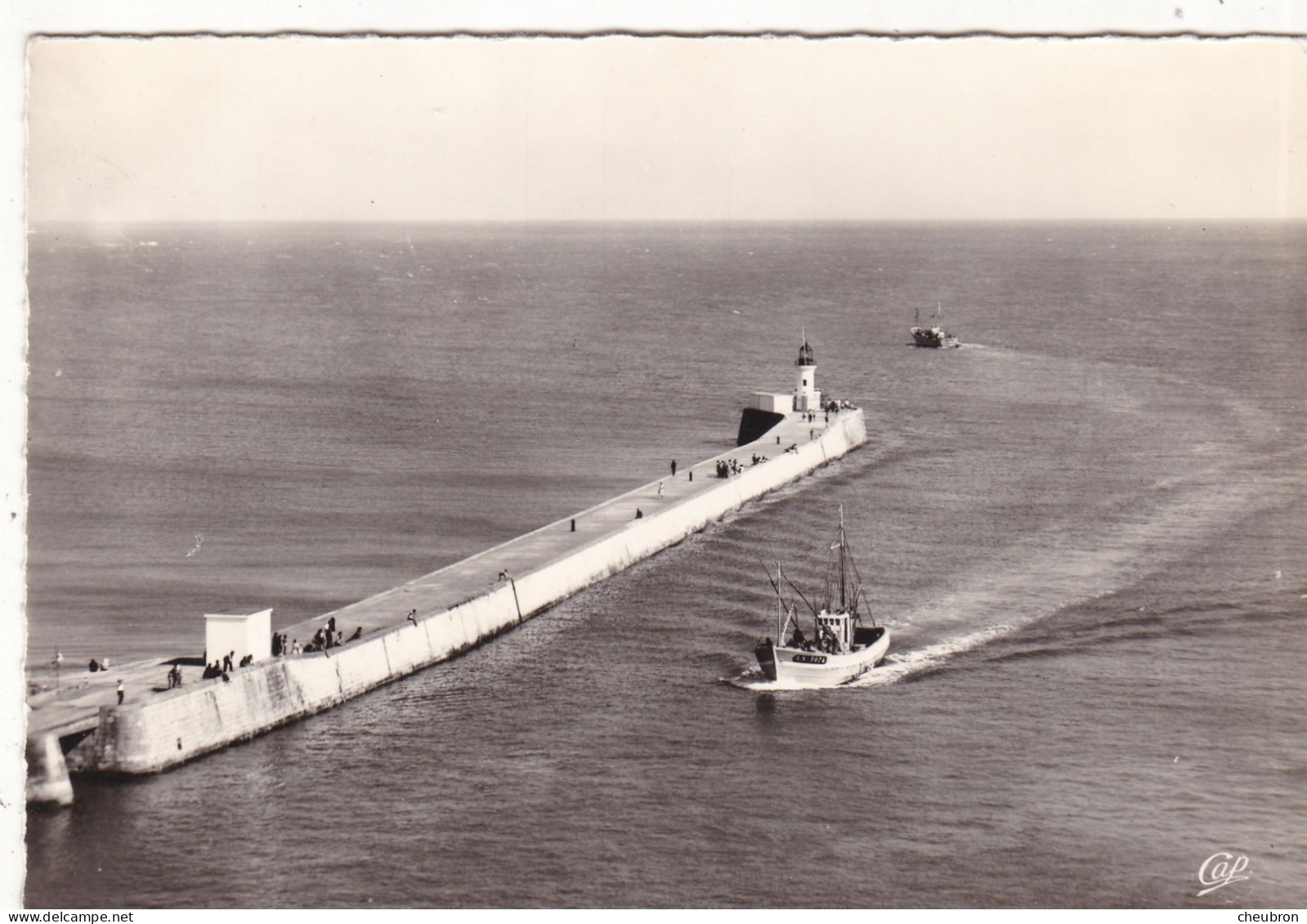 85. LES SABLES D'OLONNE .CPA..VUE AERIENNE. LA JETEE ET LE PHARE. ENTREE DU PORT. ANNEE 1965 + TEXTE - Sables D'Olonne