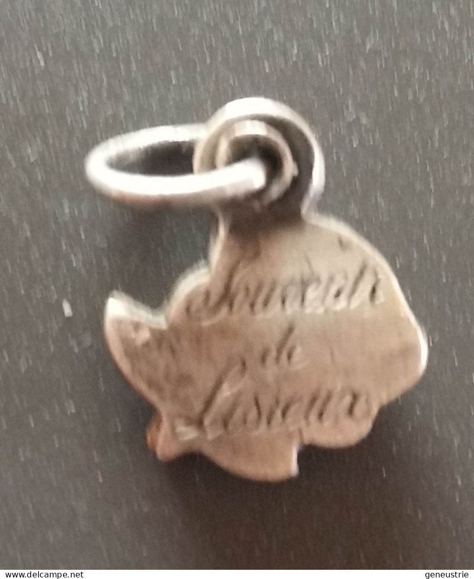 Pendentif Médaille Religieuse Début XXe En Forme De Rose "Souvenir De Lisieux / Sainte Thérèse De L'Enfant Jésus" - Religion & Esotericism