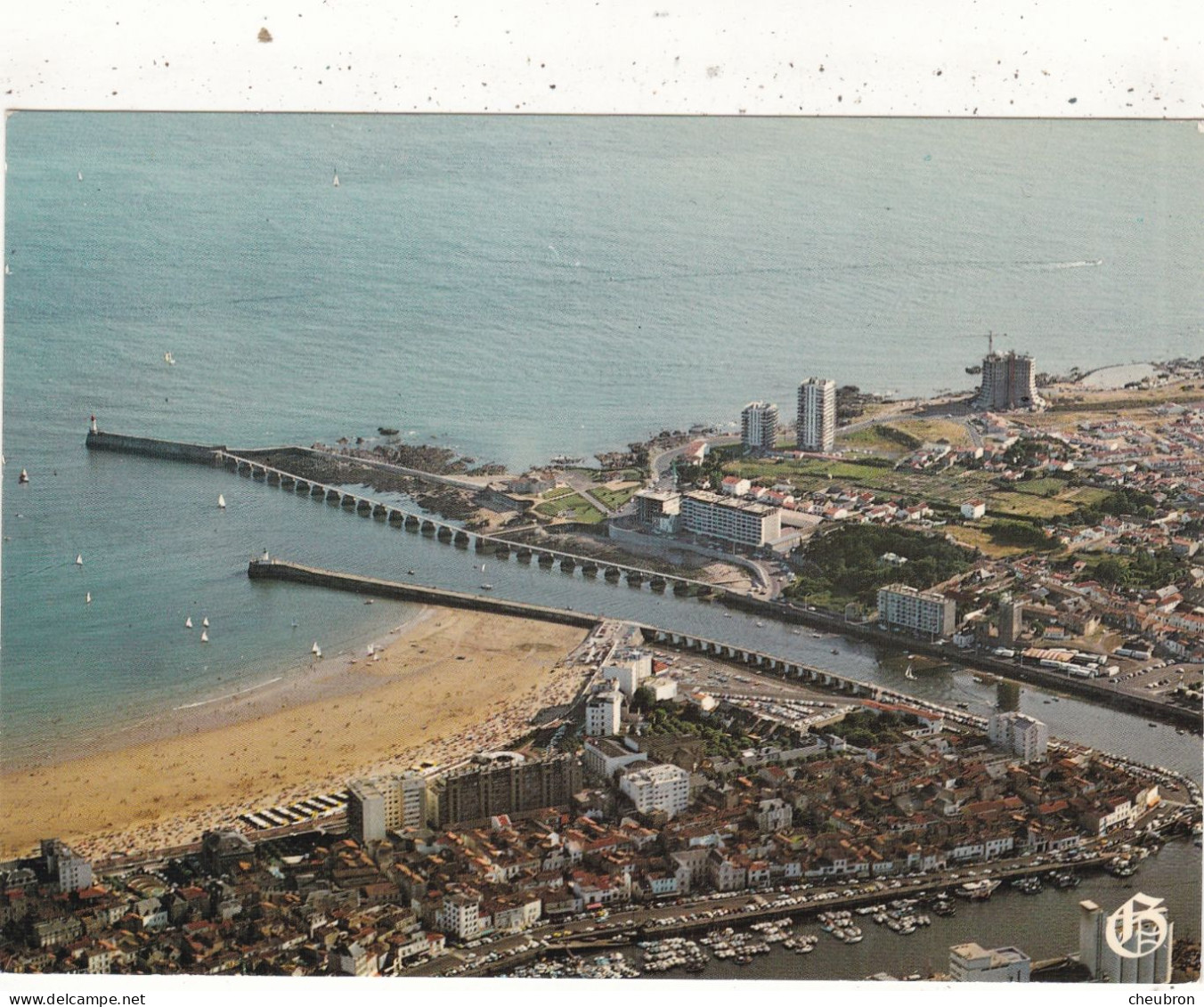 85. LES SABLES D'OLONNE .CPSM..VUE AERIENNE.  ENTREE DU PORT ET LA CHAUME. - Sables D'Olonne